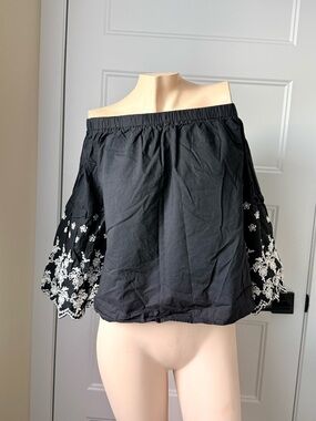 Solitaire Black Off-Shoulder Top with White Floral Embroidery